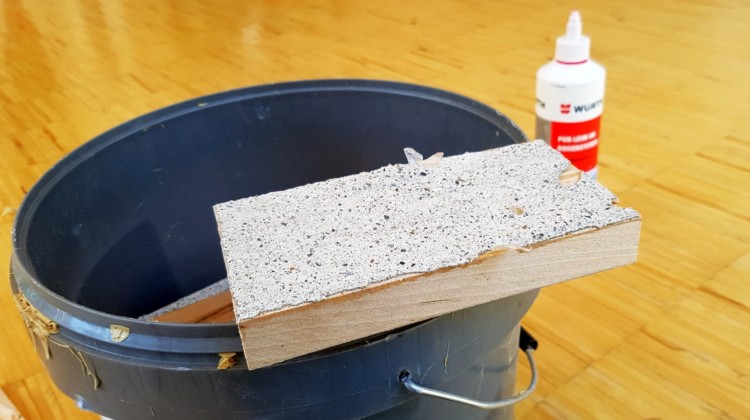 Ausgebrochene Sinterschicht an Hochkantlamellenparkett Ahorn