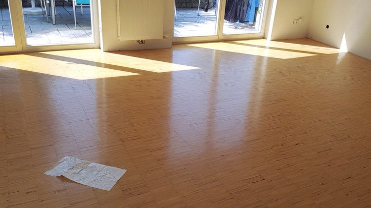 Lackiertes Industrieparkett vor dem Abschleifen in München