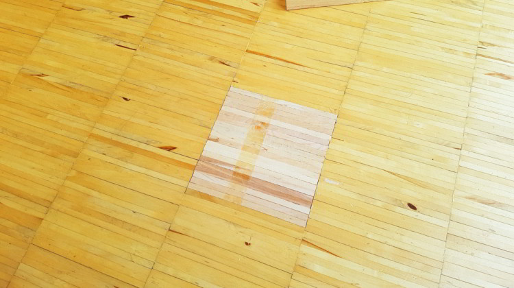 Reparatur von lackiertem Ahornparkett in München durch die Firma Dürnberger