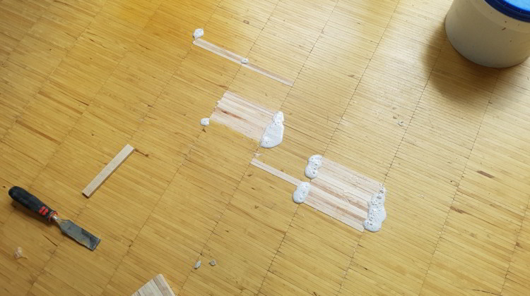 Rohe Ahorn-Stäbe in ungeschliffenem lackiertem Industrieparkett