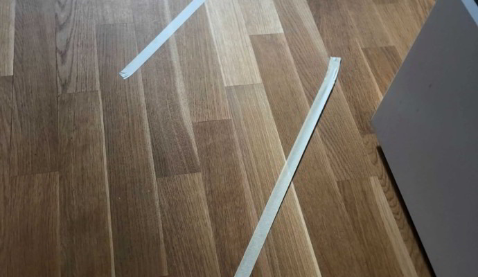 Leistungen: Reparatur von Einzelstäben in geöltem Schiffdielenboden