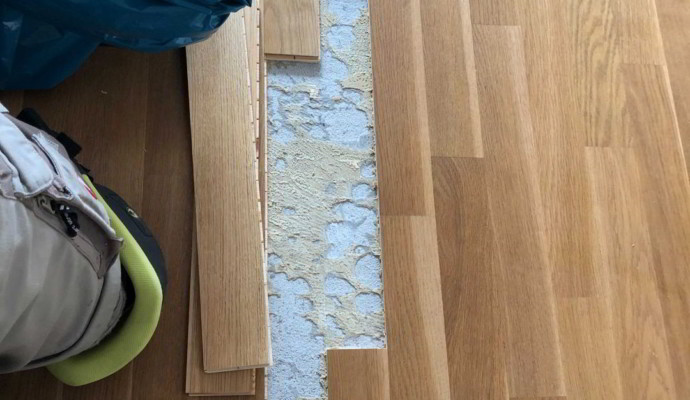 Leistungen: Reparatur von Einzelstäben in geöltem Schiffdielenboden