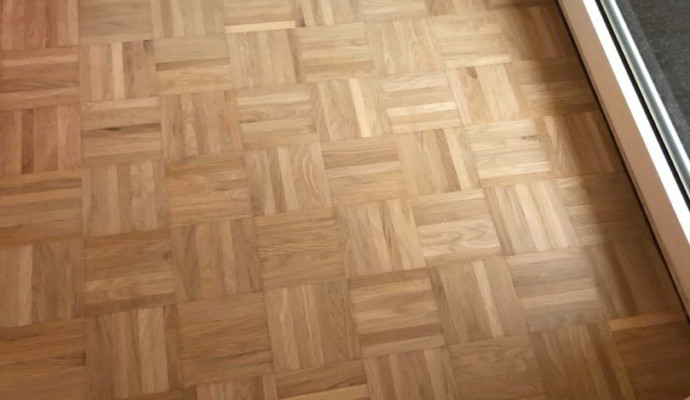 Repariertes Mosaikparkett vor Balkontür vor dem Lackieren