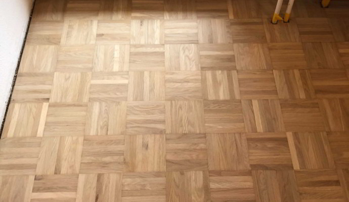 Repariertes Mosaikparkett vor Balkontür vor dem Lackieren