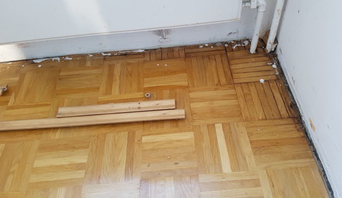 Durch Wasser beschädigte Mosaikstäbchen vor dem Austausch