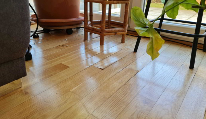 Leistungen: Parkettreparatur nach Wasserschaden, vorher