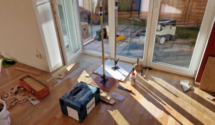 Leistungen: Parkettreparatur nach Wasserschaden, während Raparatur