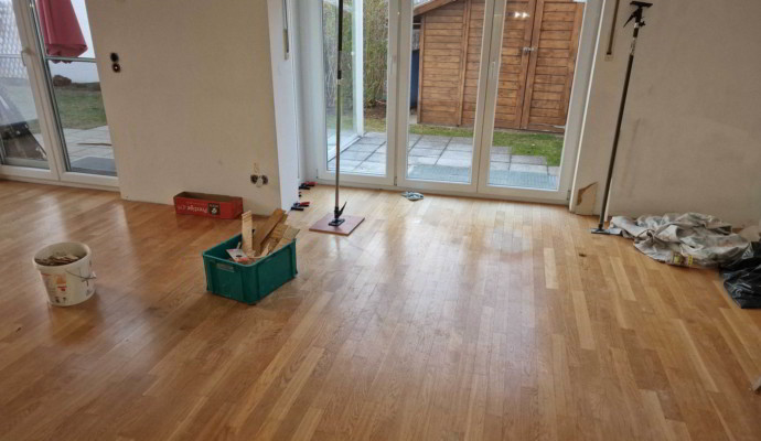 Leistungen: Parkettreparatur nach Wasserschaden, während Raparatur
