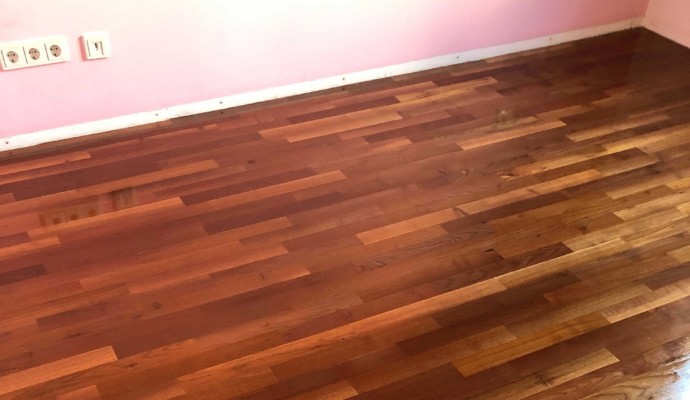 Leistungen: Parkettreparatur nach Wasserschaden, Klebstoffinjektion nachher