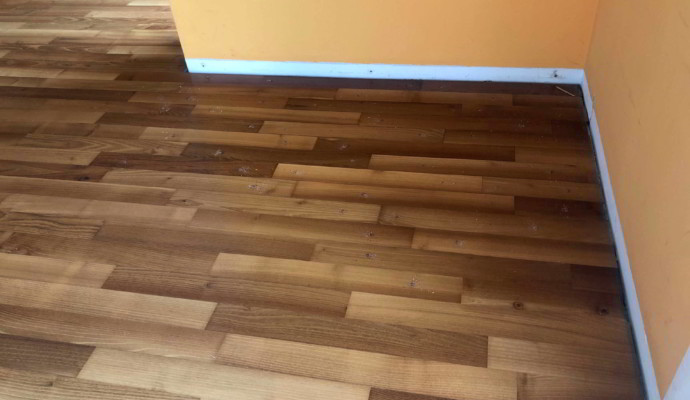 Leistungen: Parkettreparatur nach Wasserschaden, Klebstoffinjektion vorbereitet