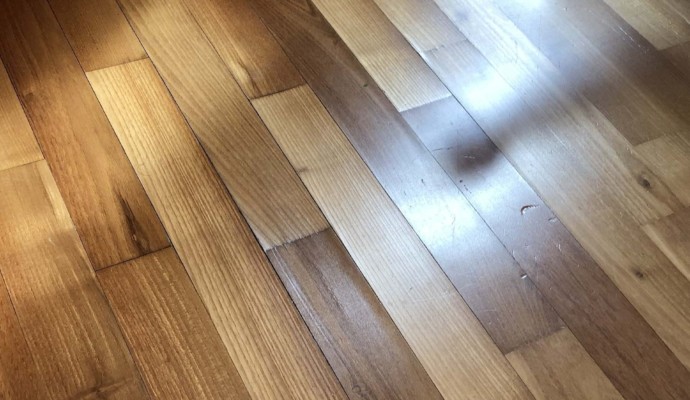 Leistungen: Parkettreparatur nach Wasserschaden, Klebstoffinjektion vorher