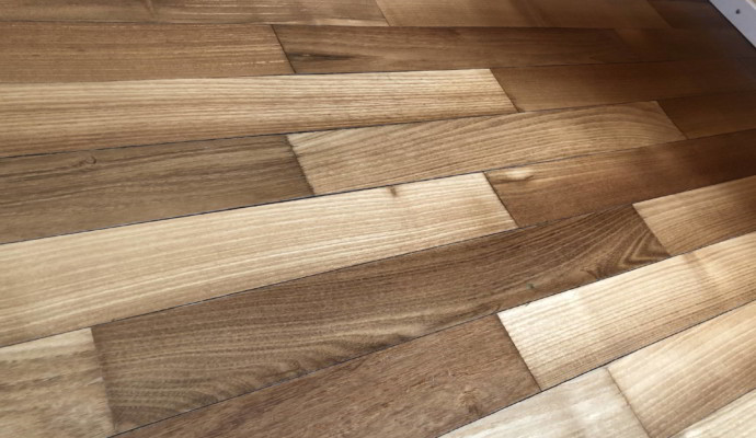 Leistungen: Parkettreparatur nach Wasserschaden, Klebstoffinjektion vorher